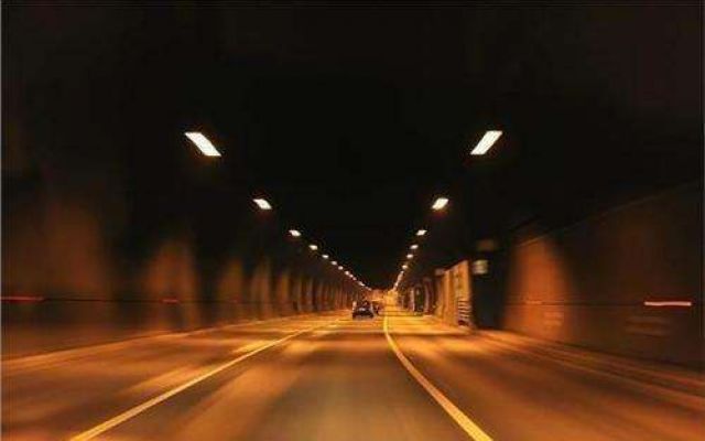 与夜晚驾车不同,由于隧道外的光线很好,一些驾驶人对于进入隧道突然